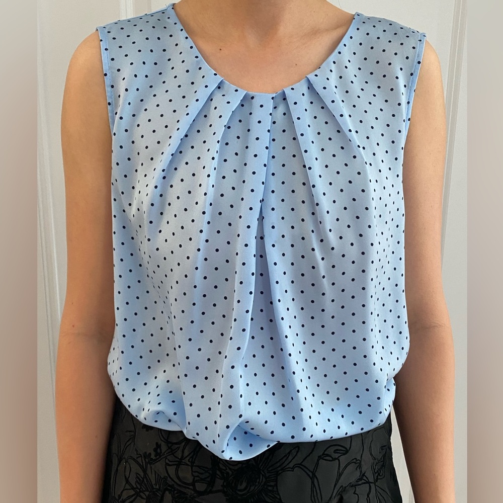 NWOT Cute Polka dot Blouse. - Picture 4 of 9